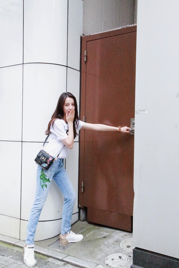 DG Sneakers快闪概念店亮相 宋祖儿唐艺昕迪力热巴等众女星示范小白鞋