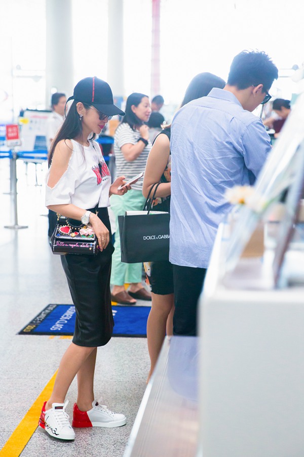 DG Sneakers快闪概念店亮相 宋祖儿唐艺昕迪力热巴等众女星示范小白鞋