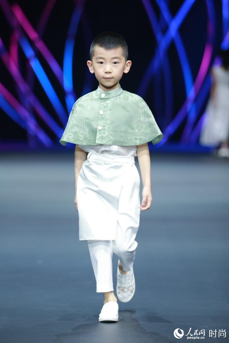 载誉归来，亲子女王再登中国国际时装周--时尚--人民网