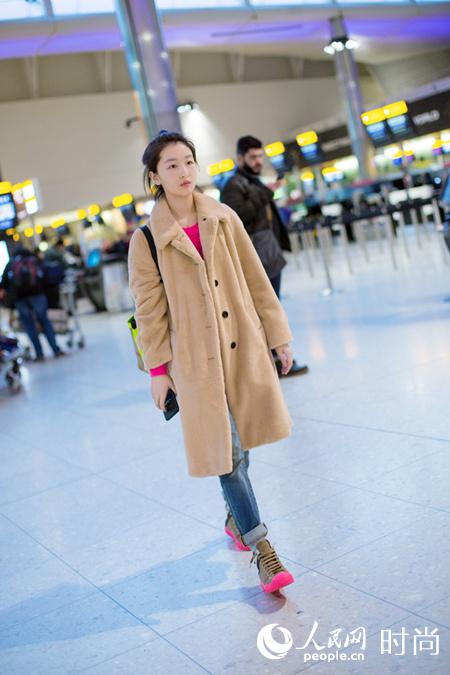 周冬雨现身机场 穿搭有道新年添亮彩