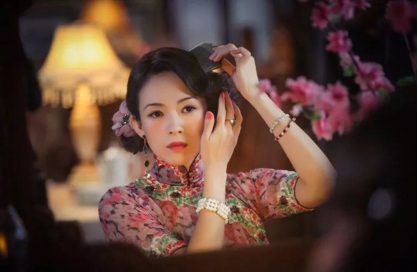 章子怡的旗袍优雅妩媚，真绝色的造型谁能拒绝？