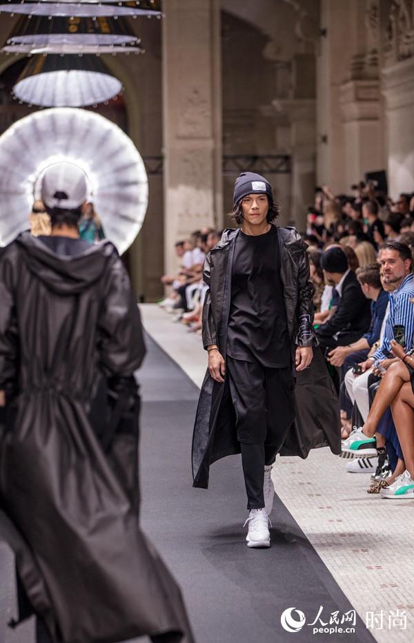 向佐登巴黎时装周Adidas Y-3 T台 四天五套造型风格百变