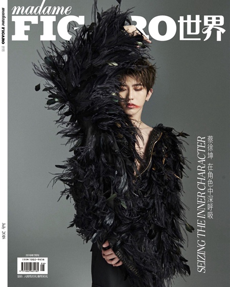 蔡徐坤身着Alberta Ferretti 2018秋冬系列 化身冷艳黑天鹅