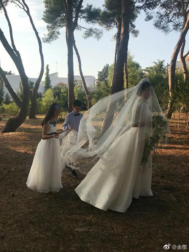 2018年婚纱造型图_2018春夏系列ChristosCostarellos婚纱(2)