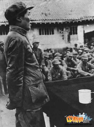 1938年，毛泽东在抗日军政大学的四大队作《论持久战》的报告。