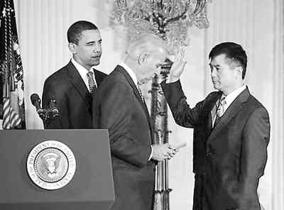 5月1日,骆家辉(右)在美国华盛顿白宫宣誓就职美国商务部长.